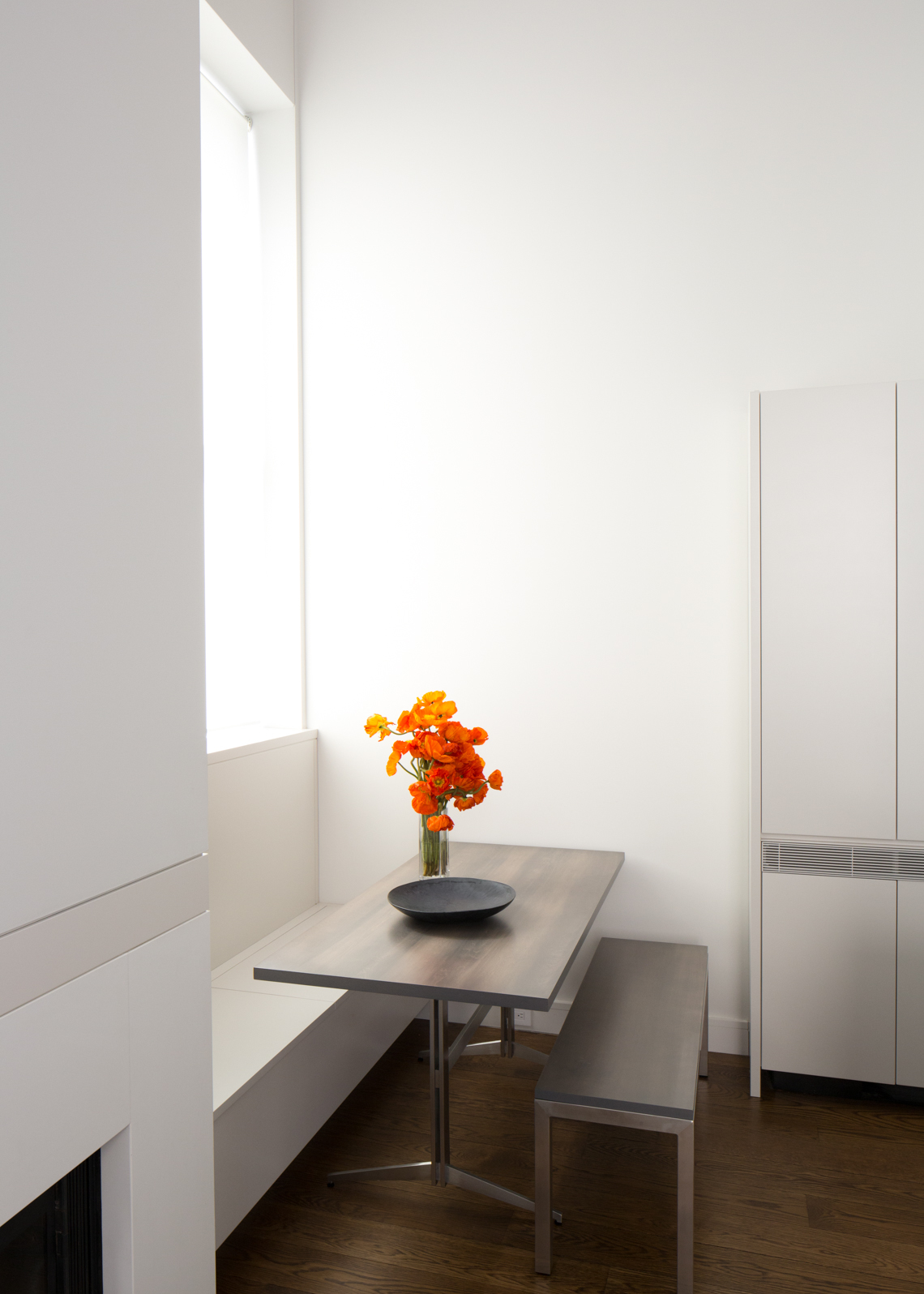 Small breakfast nook in modern white kitchen for Wettling Caogold